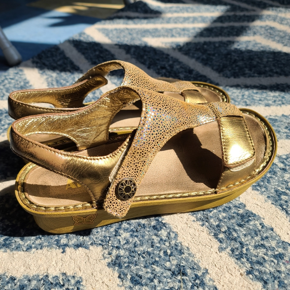 🌻 gold sandals with replaceable memory insole 🌻